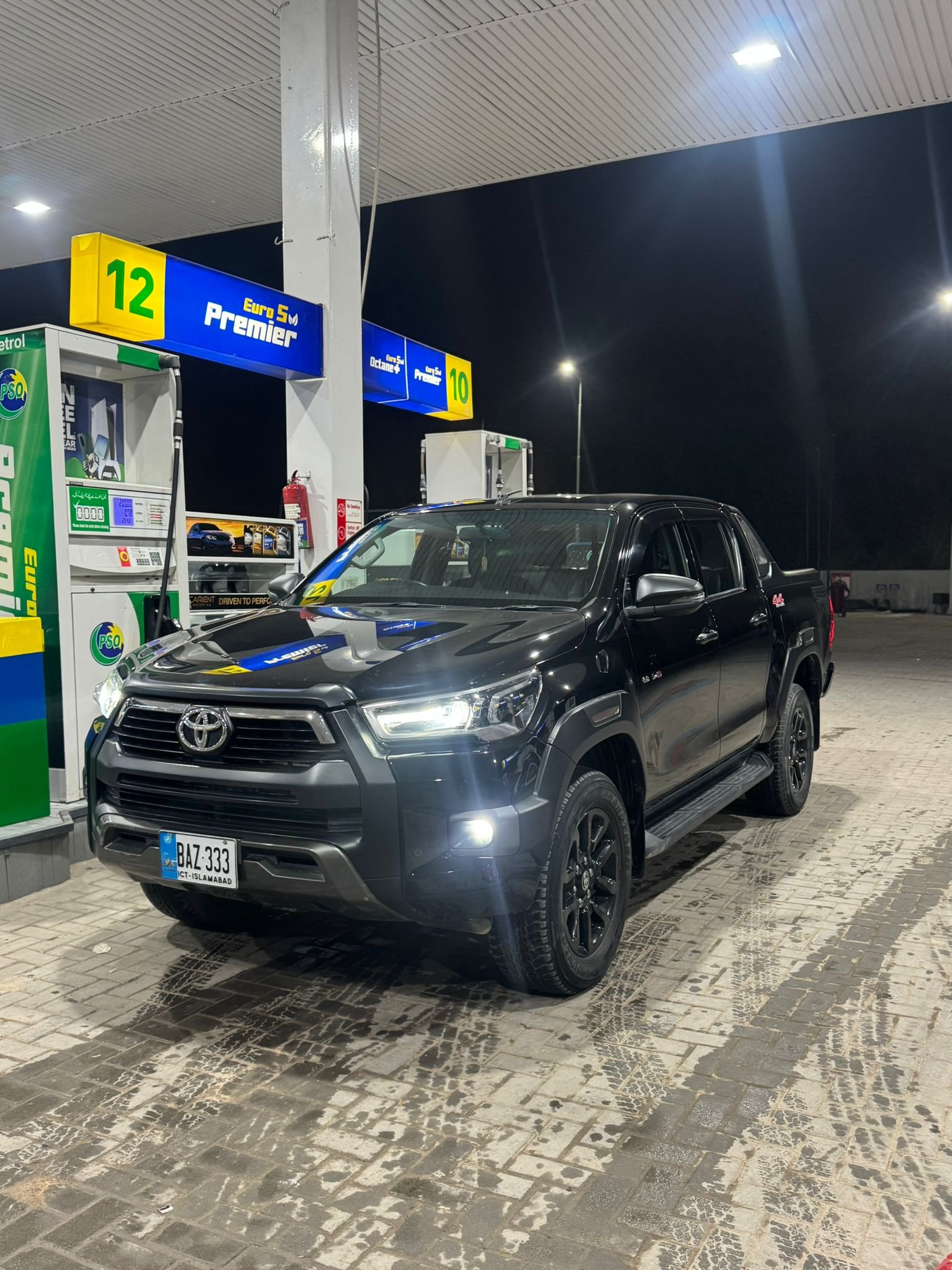 Black Hilux 2021